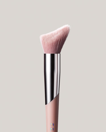 CHEEK-HUGGING HIGHLIGHT BRUSH 120,