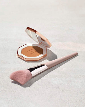 CHEEK-HUGGING BRONZER BRUSH 190,