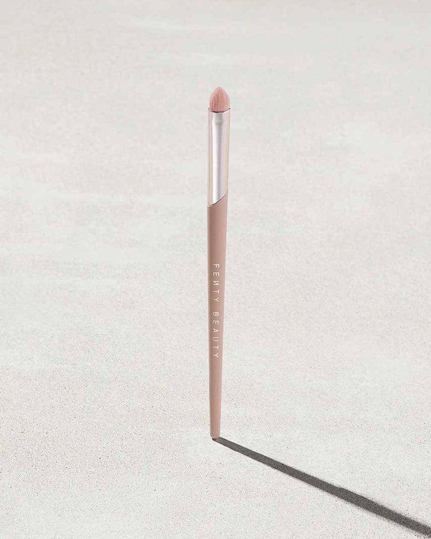 PRECISE DEFINITION EYESHADOW BRUSH 220,