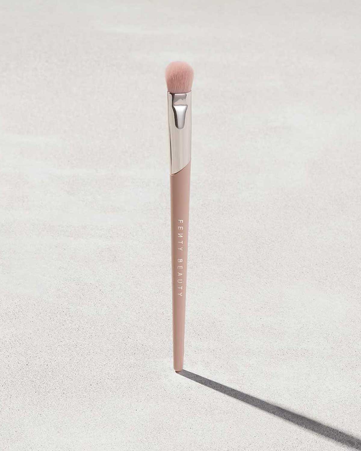 Plush Eyeshadow Brush 240 Fenty Beauty