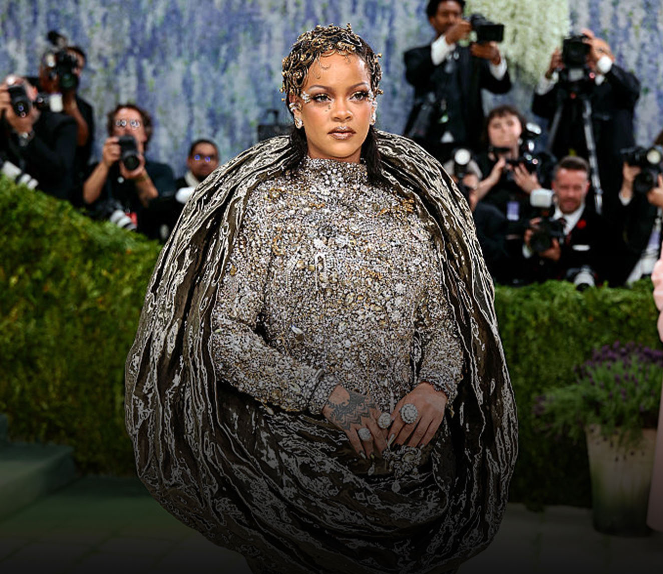 SHOW OUT LIKE RIHANNA
